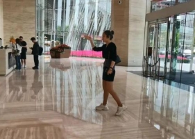 上海女高管办公楼“发疯”事件曝光，我看到当下职场最残酷的现实
